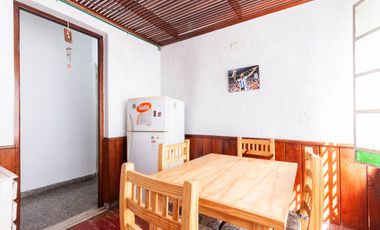 CASA DE 3 AMB - CON PATIO Y COCHERA/ BANFIELD
