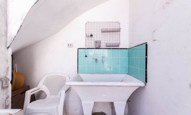 CASA DE 3 AMB - CON PATIO Y COCHERA/ BANFIELD
