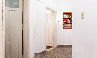 CASA DE 3 AMB - CON PATIO Y COCHERA/ BANFIELD