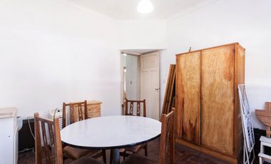 CASA DE 3 AMB - CON PATIO Y COCHERA/ BANFIELD