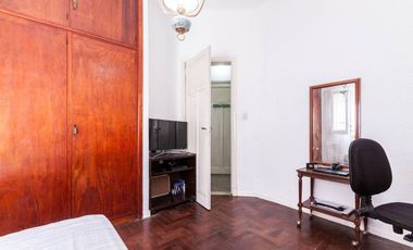 CASA DE 3 AMB - CON PATIO Y COCHERA/ BANFIELD