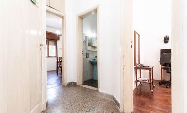 CASA DE 3 AMB - CON PATIO Y COCHERA/ BANFIELD