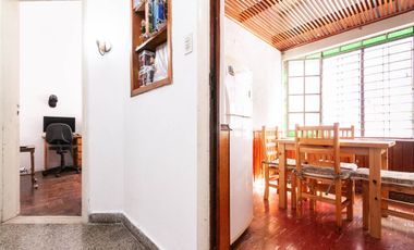 CASA DE 3 AMB - CON PATIO Y COCHERA/ BANFIELD