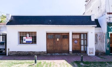 CASA DE 3 AMB - CON PATIO Y COCHERA/ BANFIELD