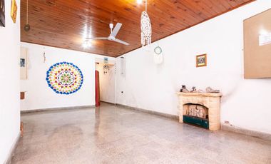 CASA DE 3 AMB - CON PATIO Y COCHERA/ BANFIELD