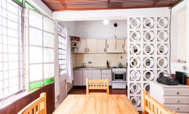 CASA DE 3 AMB - CON PATIO Y COCHERA/ BANFIELD