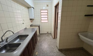SE VENDE COMPLEJO DE DPTOS CON COCHERAS