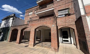 SE VENDE COMPLEJO DE DPTOS CON COCHERAS