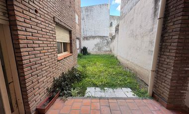 SE VENDE COMPLEJO DE DPTOS CON COCHERAS