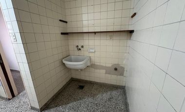 SE VENDE COMPLEJO DE DPTOS CON COCHERAS