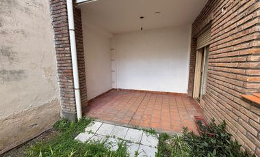 SE VENDE COMPLEJO DE DPTOS CON COCHERAS
