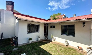 VENTA CASA 3 AMBIENTES CON JARDIN QUILMES