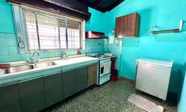 VENTA CASA 3 AMBIENTES CON JARDIN QUILMES