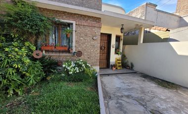 CASA 3 AMBIENTES + ESCRITORIO, PATIO Y COCHERA
