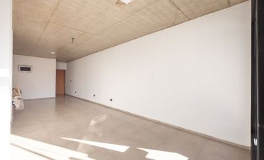 VENTA LOCAL A ESTRENAR EN CASEROS CENTRO FINANCIA