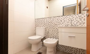 VENTA LOCAL A ESTRENAR EN CASEROS CENTRO FINANCIA