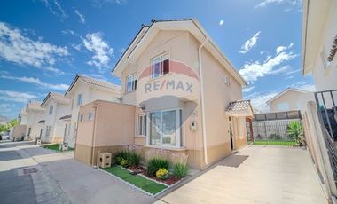 Casa 3D/3B con Quincho y Jardín en Condominio