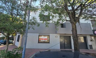 USO COMERCIAL: CASA DE 200M2 CUBIERTOS - 4 DORM - TERRAZAS - COCHERAS