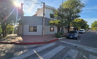 USO COMERCIAL: CASA DE 200M2 CUBIERTOS - 4 DORM - TERRAZAS - COCHERAS