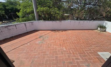USO COMERCIAL: CASA DE 200M2 CUBIERTOS - 4 DORM - TERRAZAS - COCHERAS
