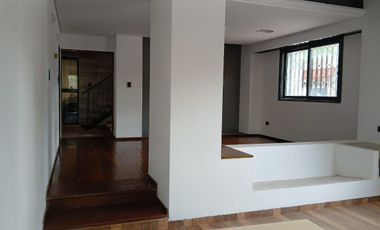 USO COMERCIAL: CASA DE 200M2 CUBIERTOS - 4 DORM - TERRAZAS - COCHERAS
