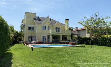 Chalet estilo clasico en venta de cuatro dormitorios en Abril Club de Campo - Apto Credito