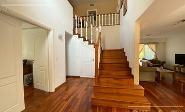 Chalet estilo clasico en venta de cuatro dormitorios en Abril Club de Campo - Apto Credito