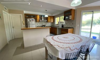 Chalet estilo clasico en venta de cuatro dormitorios en Abril Club de Campo - Apto Credito