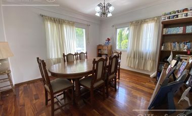 Chalet estilo clasico en venta de cuatro dormitorios en Abril Club de Campo - Apto Credito