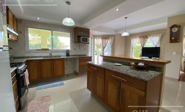 Chalet estilo clasico en venta de cuatro dormitorios en Abril Club de Campo - Apto Credito