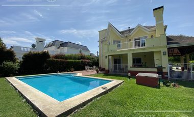 Chalet estilo clasico en venta de cuatro dormitorios en Abril Club de Campo - Apto Credito