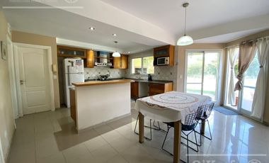 Chalet estilo clasico en venta de cuatro dormitorios en Abril Club de Campo - Apto Credito