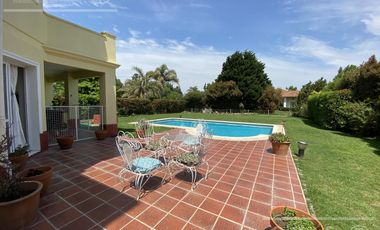 Chalet estilo clasico en venta de cuatro dormitorios en Abril Club de Campo - Apto Credito