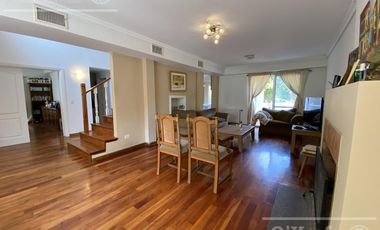 Chalet estilo clasico en venta de cuatro dormitorios en Abril Club de Campo - Apto Credito