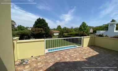 Chalet estilo clasico en venta de cuatro dormitorios en Abril Club de Campo - Apto Credito