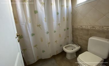 Chalet estilo clasico en venta de cuatro dormitorios en Abril Club de Campo - Apto Credito