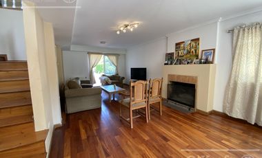 Chalet estilo clasico en venta de cuatro dormitorios en Abril Club de Campo - Apto Credito