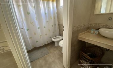 Chalet estilo clasico en venta de cuatro dormitorios en Abril Club de Campo - Apto Credito