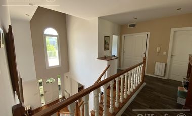 Chalet estilo clasico en venta de cuatro dormitorios en Abril Club de Campo - Apto Credito