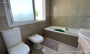 Chalet estilo clasico en venta de cuatro dormitorios en Abril Club de Campo - Apto Credito