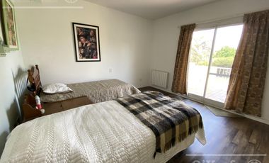 Chalet estilo clasico en venta de cuatro dormitorios en Abril Club de Campo - Apto Credito