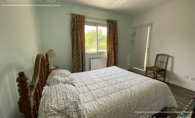 Chalet estilo clasico en venta de cuatro dormitorios en Abril Club de Campo - Apto Credito