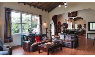 Se vende Amplia Casa en Altos del Maria con vistas panorámicas
