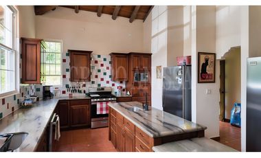 Se vende Amplia Casa en Altos del Maria con vistas panorámicas