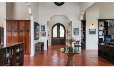 Se vende Amplia Casa en Altos del Maria con vistas panorámicas