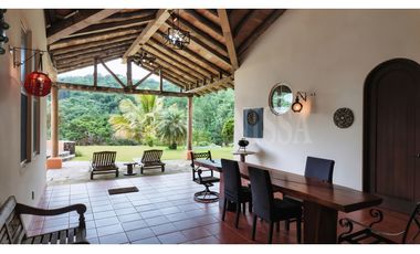 Se vende Amplia Casa en Altos del Maria con vistas panorámicas
