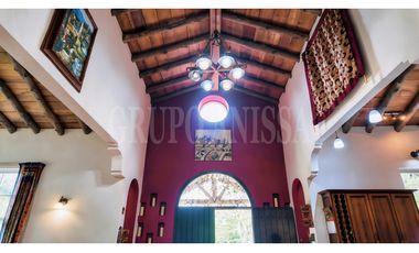Se vende Amplia Casa en Altos del Maria con vistas panorámicas
