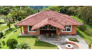Se vende Amplia Casa en Altos del Maria con vistas panorámicas