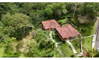 Se vende Amplia Casa en Altos del Maria con vistas panorámicas