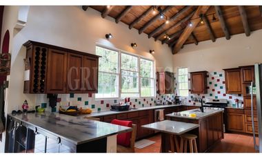 Se vende Amplia Casa en Altos del Maria con vistas panorámicas